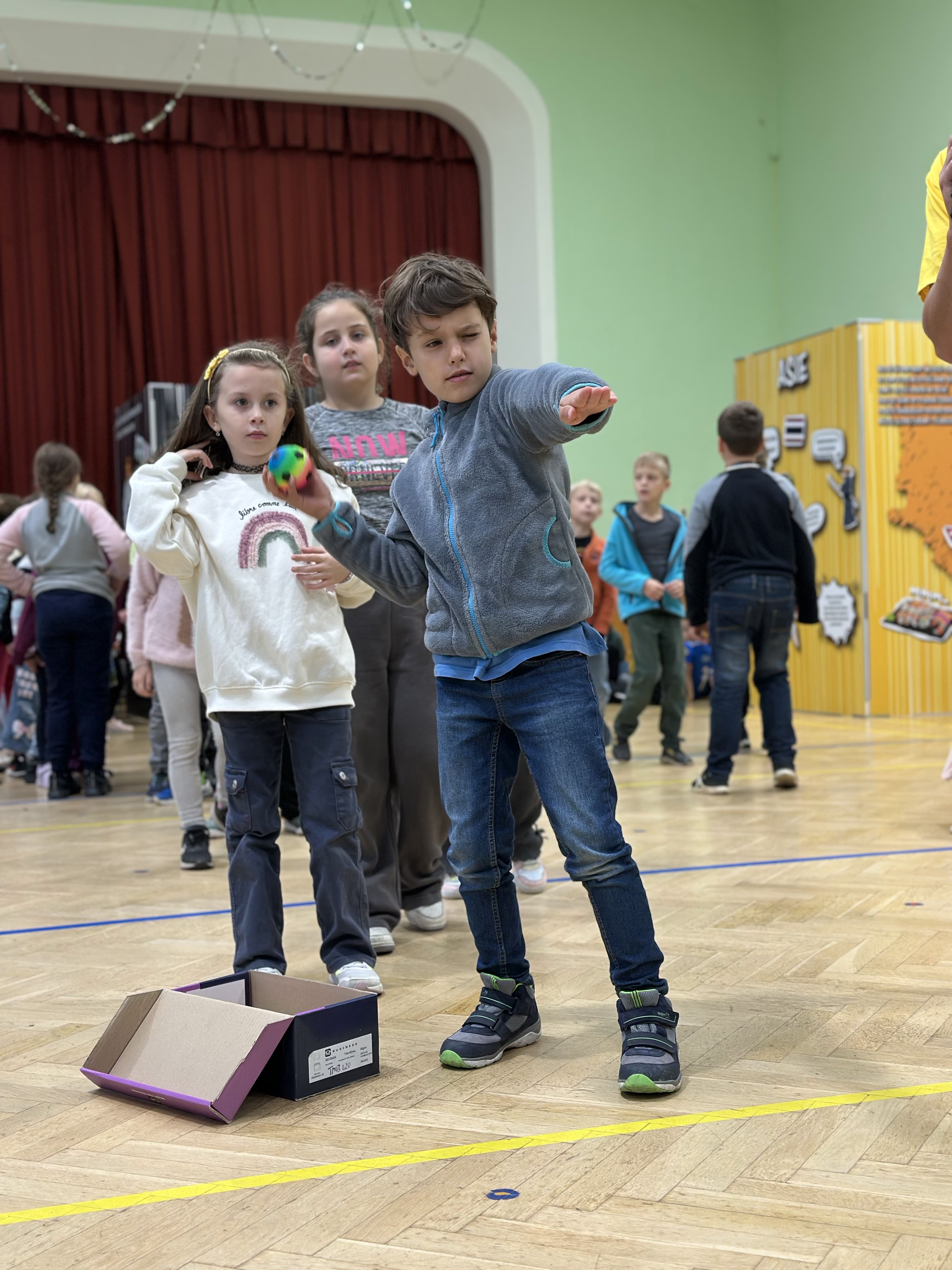 Naučná aktivita u věže Asie