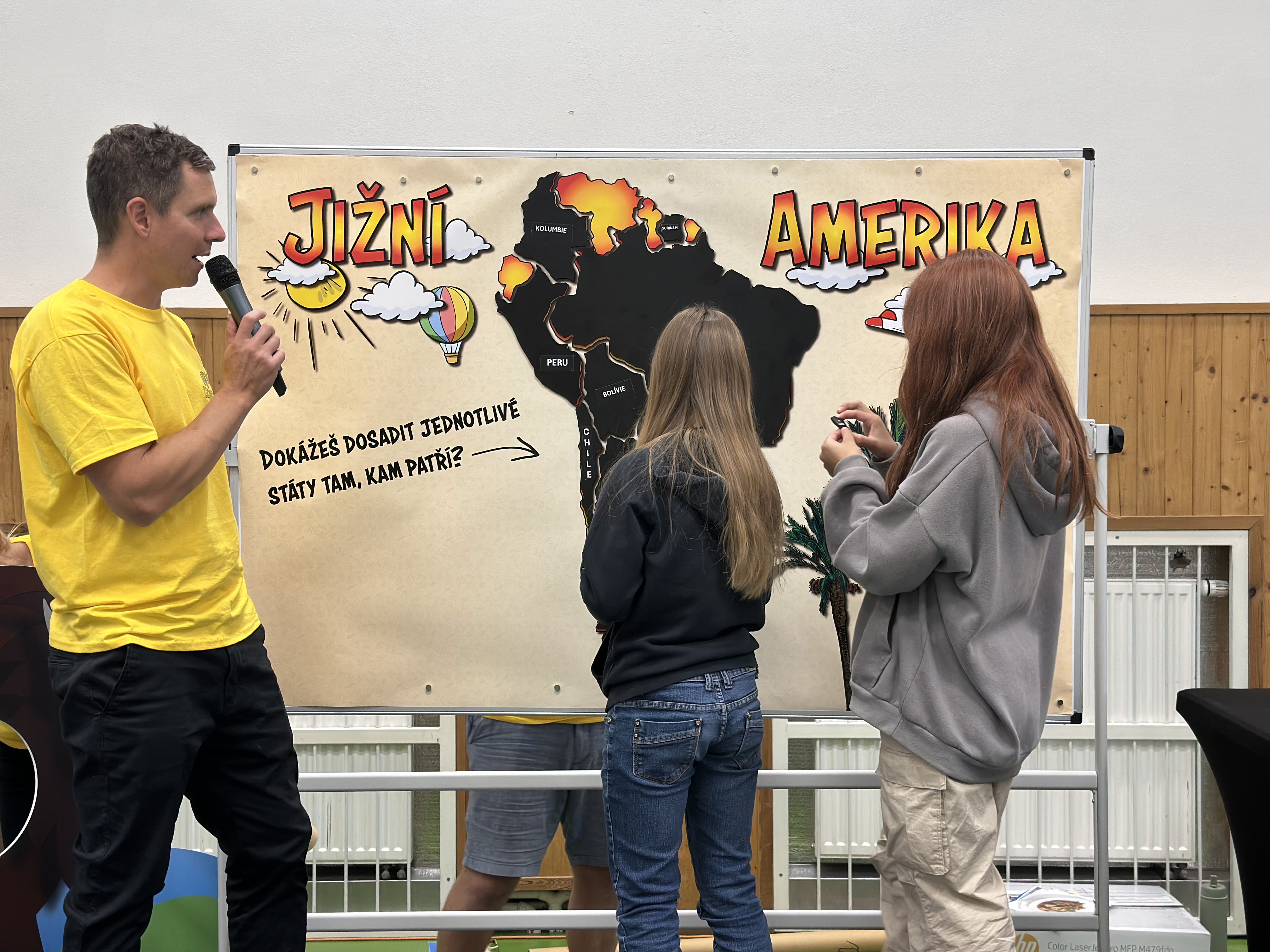 Moderátor uvádí program